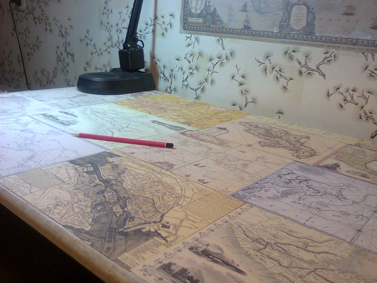 Декор стола и страсть к картографии