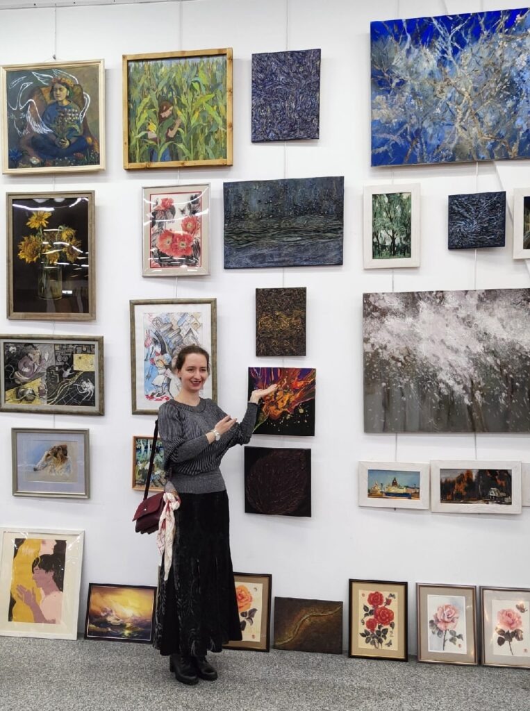 Ирина Бабина на выставке "Сам себе хуожник" в галерее "Радуга"